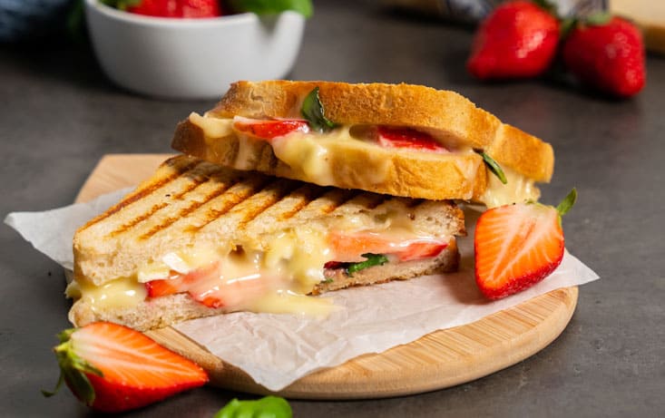 Grillet Lantgoda Surdeigsbrød med friske jordbær og brie - Oppskrifter | Pågen